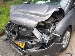 Aanrijding op de Leuvenumseweg tussen personenauto en een defensievoertuig