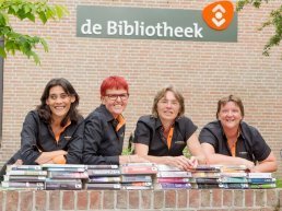 Staande schemer en nostalgische leunstoelen in nieuwe bibliotheek