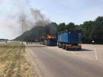 Lading van vrachtwagen vat vlam op de A28