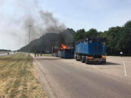 Lading van vrachtwagen vat vlam op de A28