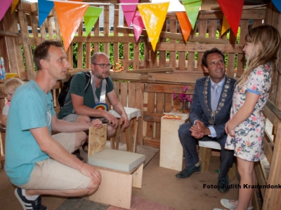 Burgemeester Harm-Jan van Schaik op visite in huttendorp: De Parel