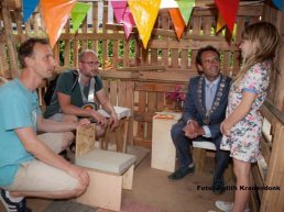 Burgemeester Harm-Jan van Schaik op visite in huttendorp: De Parel