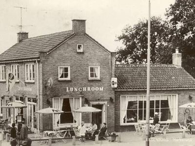 Herinner je je Harderwijk: oude foto van Café Lunchroom Essenburg