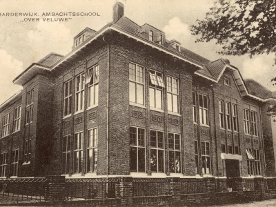Herinner je je Harderwijk: oude foto van de Ambachtsschool "Over Veluwe" in Harderwijk