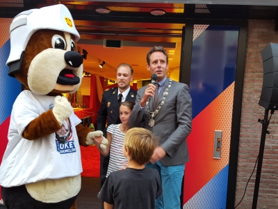Unieke pop-up store van de brandweer in de binnenstad van Harderwijk geopend (video)