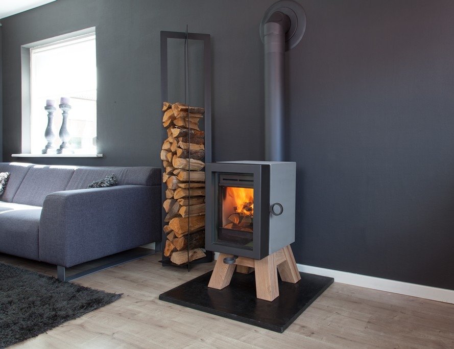 De Wanders Oak Steel is een kleine houtkachel met een strakke look