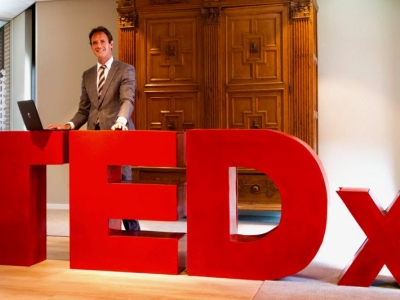 Burgemeester koopt eerste genereuze ticket TEDxHarderwijk