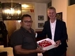 Rode taart voor Frits Sparnaaij