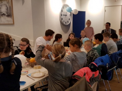 Kinderen ontbijten met burgemeester in stadhuis Harderwijk