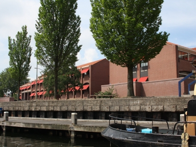 Jongeren verschansen zich op dak gemeentehuis Harderwijk