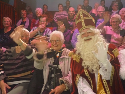 Senioren ZorgDat bezoeken voorstelling Pietenhuis!