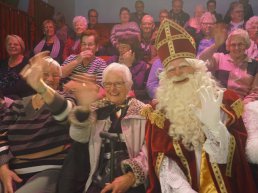 Senioren ZorgDat bezoeken voorstelling Pietenhuis!