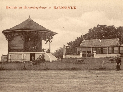 Herinner je je Harderwijk: oude foto van Badhuis en Harmoniegebouw