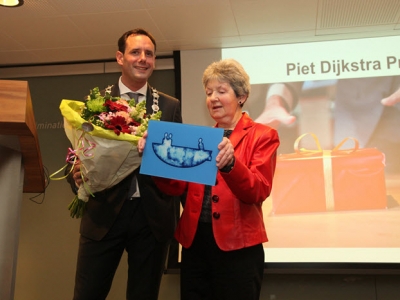 Piet Dijkstra Prijs voor zeer verbaasde en verbouwereerde Hennie Vierhout-Raaijen 