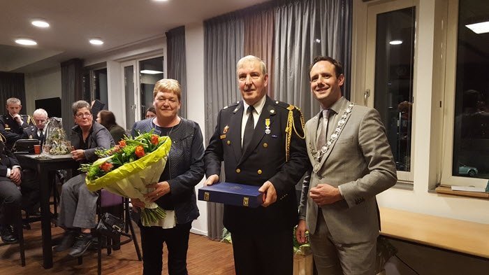 Waardering voor korpsleden Brandweer Harderwijk en Koninklijke onderscheiding voor Gerrit de Mik