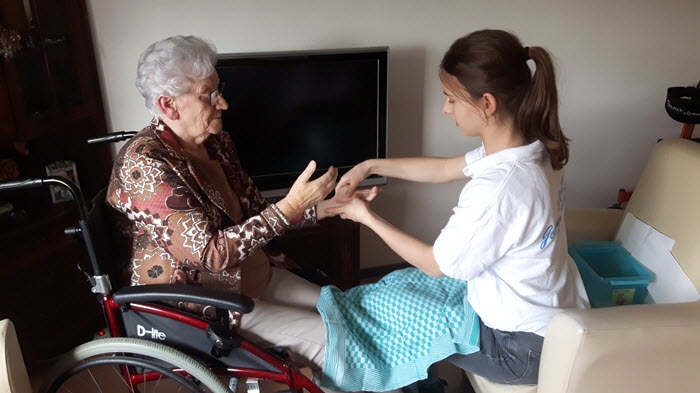 Manicures en boomschors kruien bij NL Doet in Harderwijk