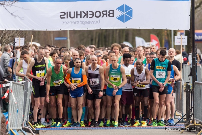 Foto's en filmpje halve marathon van Harderwijk en de Red een Kindrun