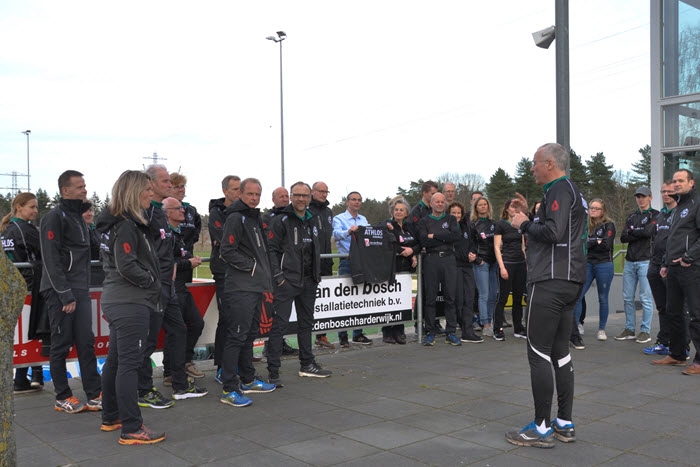 Trainers Athlos tonen aan het publiek de nieuwe trainersoutfit 