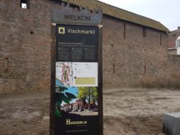 Fouten op gloednieuwe toeristenborden Harderwijk