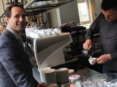Burgemeester Van Schaik verzorgt aftrap Uitgestelde Koffie: “Iedereen moet er lekker op uit kunnen”