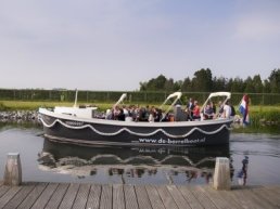 Eerste rondvaart van de Borrelboot op Moederdag