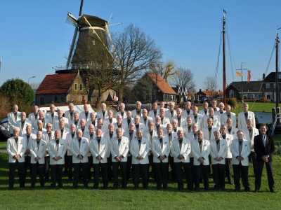Harderwijks Mannenkoor collecteert voor de Cultuurfonds Anjeractie in Harderwijk 