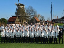 Harderwijks Mannenkoor collecteert voor de Cultuurfonds Anjeractie in Harderwijk