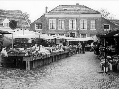 Herinner je je Harderwijk: Groente- en fruitmarkt op de Smeepoortenbrink 