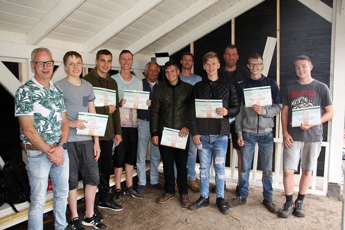 15 Leerlingen leren houtvak in de praktijk