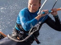 Hierdense huisarts surft 130 kilometer voor goede doel