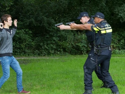 Politie treft twee jongens met nep pistool