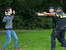 Politie treft twee jongens met nep pistool