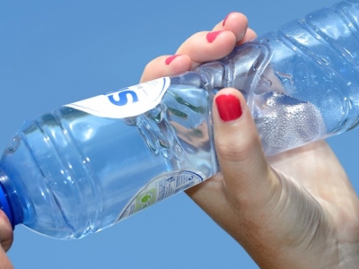 Gele rakkers delen gratis flesjes water uit!