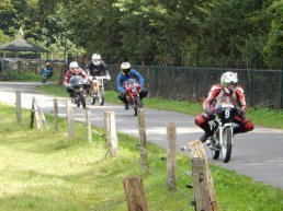 Het spectaculaire Motorspektakel in Hierden is na 20 jaar met sprankelende races, gedwongen met deze formule te stoppen!