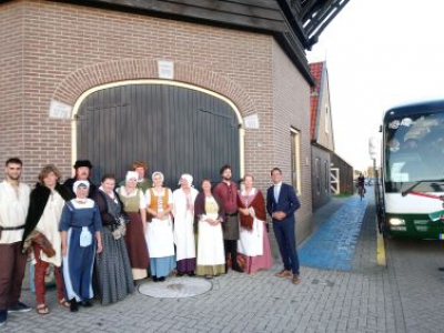 Levende Historie Harderwijk staat in erehaag voor de Koning op Prinsjesdag 