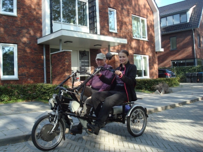 Amber fietst met Thuishuis-bewoner 