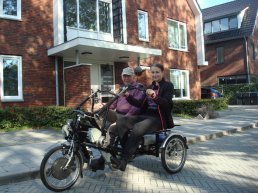 Amber fietst met Thuishuis-bewoner