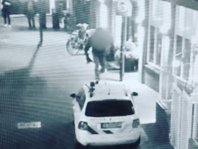 Niet zo slim: onder het oog van de camera's over een politieauto lopen