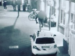 Niet zo slim: onder het oog van de camera's over een politieauto lopen