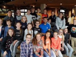 Bram van Polen geeft een kinderpersconferentie in de Bibliotheek
