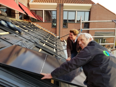 Wethouder Christianne van der Wal plaatst eerste zonnepaneel op dak Huis van de Stad