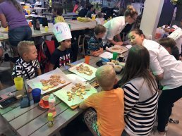 Koekjes en pizza bakken in het Grill & Chill lokaal