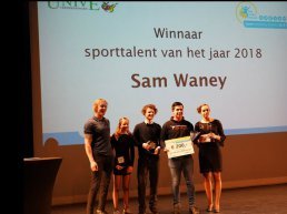Sporttalent van het jaar Sam Waney ontvangt een cheque t.w.v. € 200 van Univé