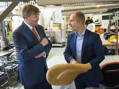 Koning Willem-Alexander bezoekt maakindustrie in Harderwijk