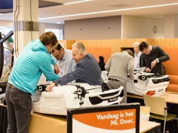 Wethouders zetten mini-autootjes in elkaar voor patiëntjes St Jansdal