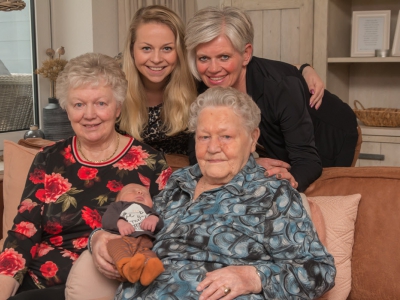 Vijf generaties vrouwen geboren in 94 jaar