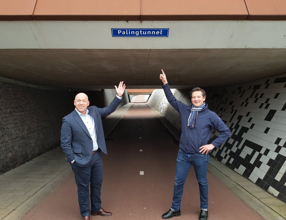 'Voorzitter Bedrijvenkring Harderwijk en Palingroker dopen Palingtunnel' 