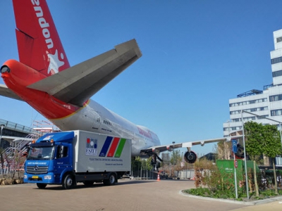 Februari 2019 is de gepensioneerde Boeing 747 met transport van Schiphol naar de tuin van het Corendon Village Hotel in Badhoevedorp gebracht