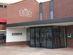 Auto ramt ingang Huis van de Stad in Harderwijk