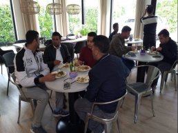 Voetbalwedstrijd met mannen azc